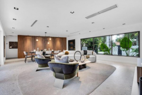 2500, Waterfront, Pool and Gym, Cinema, WiFi